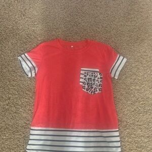 SHEIN Redish Tee with Striped Sleeves and Leopard Pocket